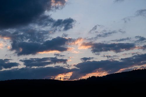 Sonnenuntergang über dem Berghang