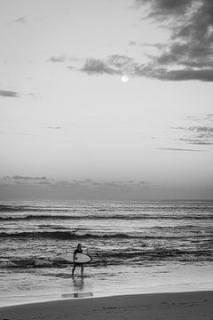 Surfer bij maanlicht - zwart wit van Ellis Peeters
