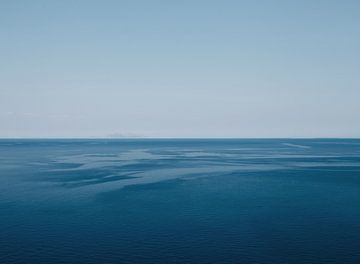 Kalme, blauwe zee | Griekenland, Kefalonia | Natuur Fotografie van Melody Drost