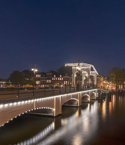 Magere brug Amsterdam met verlichting