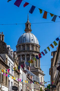 Drapeaux de fête dans les rues de Boulogne-sur-Mer