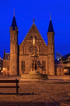 avondopname van de Ridderzaal op het Binnenhof in Den Haag