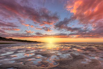 Sunset and beautiful afterglow on beach at low tide sur Rob Kints