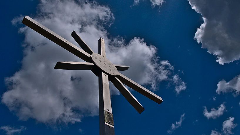 Topkruis in het Dahner Felsenland met bewolkte hemel van Timon Schneider