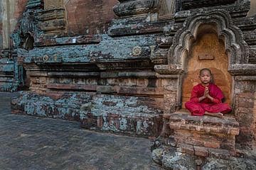 Jonge mediterende monnik voor een budhistisch klooster in Baghan. Wout Kok One2expose