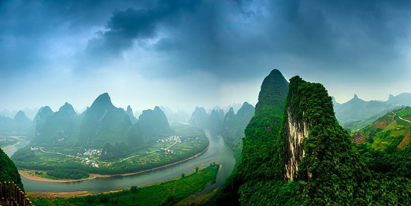 Panorama van Guilin Yaoshan Karst bergen, China. van Ruurd Dankloff
