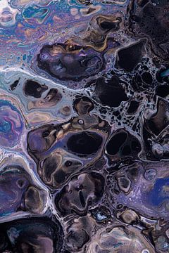 Vloeibare kleuren: blauw, paars, zwart en andere kleuren stromen langs elkaar van Marjolijn van den Berg