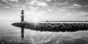 Vuurtoren in de haven van Warnemünde in zwart-wit van Manfred Voss, Zwart-Wit Fotografie