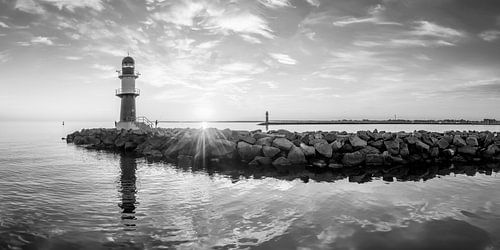 Vuurtoren in de haven van Warnemünde in zwart-wit