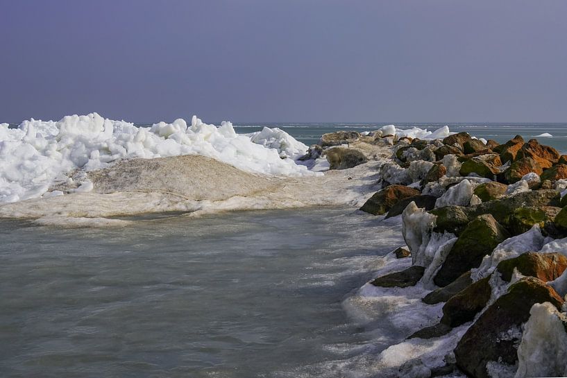 Markermeer en Gouwzee met kruiend ijs van Alice Berkien-van Mil