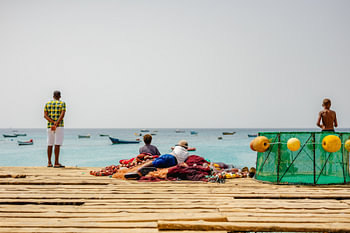 Vissers op de oude pier van Santa Maria, Sal, Kaapverdië
