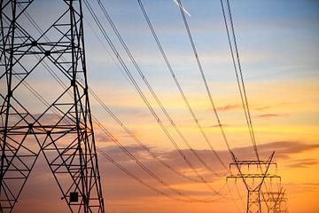 Tours de transmission électrique à haute tension au coucher du soleil. sur Sjoerd van der Wal Photographie