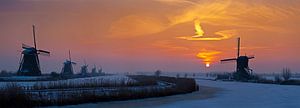 Panorama zonsopkomst Kinderdijk in de winter van Anton de Zeeuw