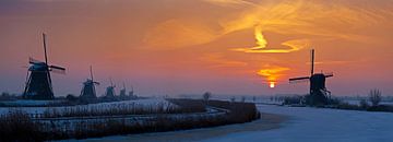 Panorama zonsopkomst Kinderdijk in de winter
