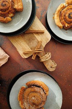 Gedekte tafel met verse kaneelbroodjes