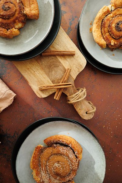 Gedeckter Tisch mit frischen Zimtschnecken von ingrid droog fotografie