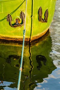 Spiegelung Bug eines Schiffes mit Anker von Dieter Walther