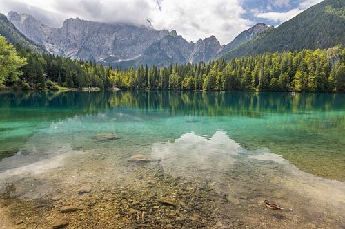 Blauw meer met bergen