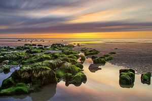 Zonsondergang bij de kust van Normandie van Dennisart Fotografie