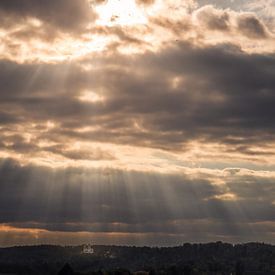 Sonnendurchbruch mit Klosterkirche St. Georg von Tobias Wartenberg