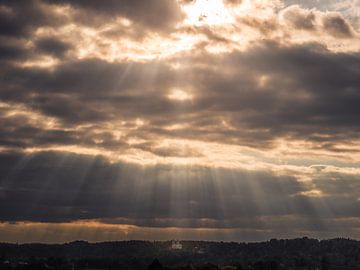 Sonnendurchbruch mit Klosterkirche St. Georg