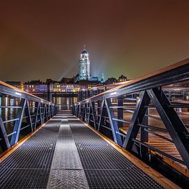 Deventer Skyline at Night met loopbrug van Jan Haitsma