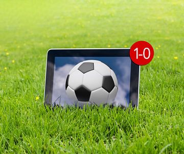 Score de football 1-0 lors d'un match virtuel sur une tablette sur Peter Hermus