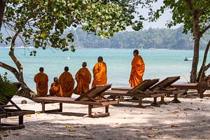 Monniken op het strand van Levent Weber