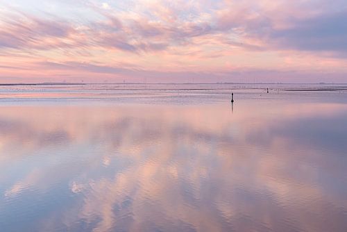 Pastel lucht gespiegeld in de Dollard