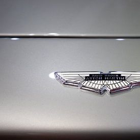 Aston Martin Badge van Simon Peeters