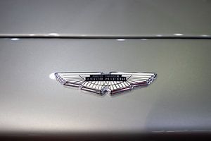 Badge Aston Martin sur Simon Peeters