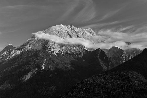 Der Watzmann über der Ramsau, von Wolken umspielt, schwarz-weiß