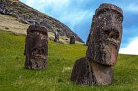 Paaseiland beelden (moai)  bij de Rano Raraku groeve op Paaseiland, Chili, Polynesie