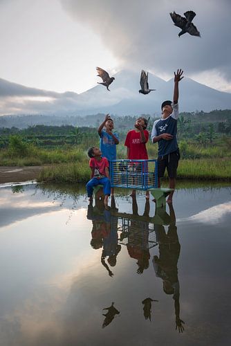 Jeunes colombophiles dans le centre de Java sur Anges van der Logt