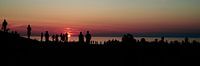 Silhouette panoramique de personnes au coucher du soleil au bord de la mer par Lampe Productions Aperçu
