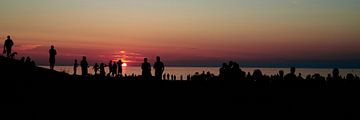 Panorama Silhouet van mensen met Zonsondergang bij de zee van Lampe Productions