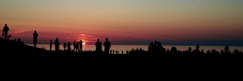 Silhouette panoramique de personnes au coucher du soleil au bord de la mer par Lampe Productions