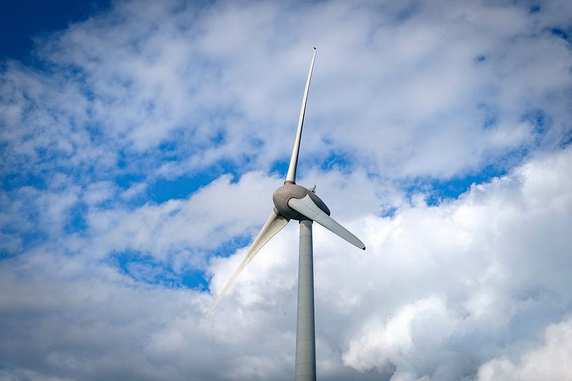 Windturbine met een blauwe lucht en wolken van Sjoerd van der Wal Fotografie