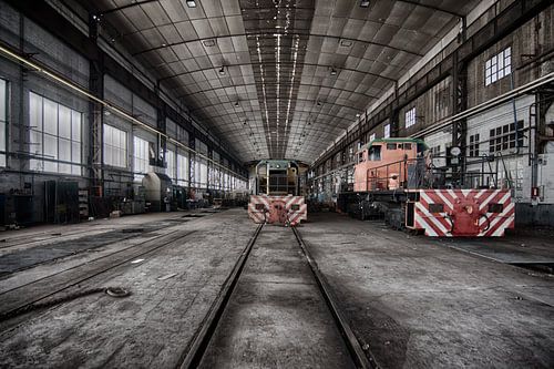 Treinen in een verlaten loods