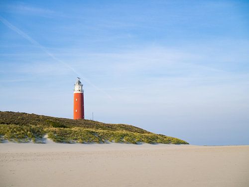 Rode vuurtoren van Texel met duinen en strand