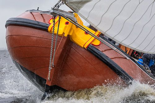 Detailfoto boeg skûtsje – traditioneel Fries zeilen