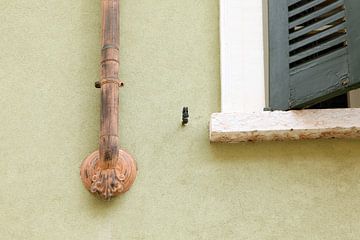 Abstracte muur Lazise Gardameer Italië van Wim Kooijman