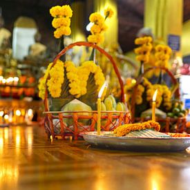 Offrandes devant Bouddha et l'esprit de la ville sur Walter G. Allgöwer