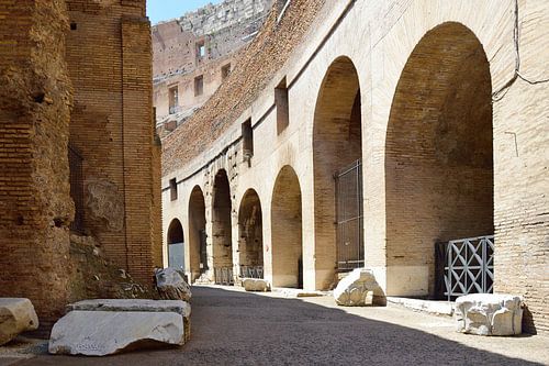 Gewölbe, Tunnel und Treppen führen zu den Sitzen