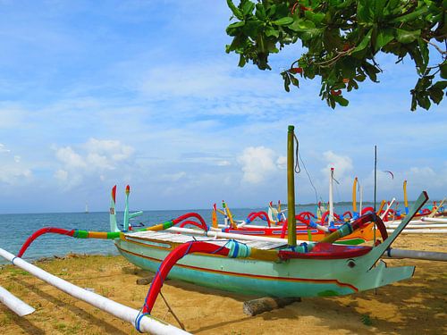 Kleurrijke vissersboten op het strand van Bali