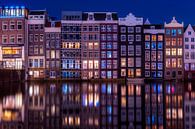 Grachtenhäuser auf dem Damrak in Amsterdam während der blauen Stunde von Bart Ros Miniaturansicht