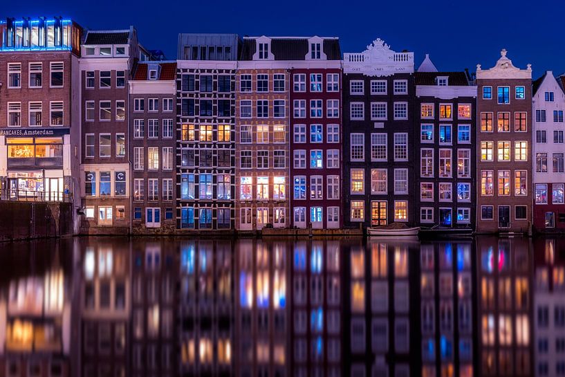 Grachtenhäuser auf dem Damrak in Amsterdam während der blauen Stunde von Bart Ros
