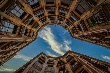 Look Up! in Barcelona van Dennis Donders