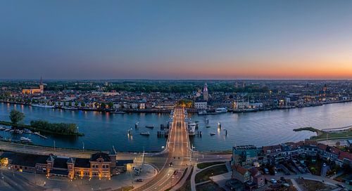 Kampen luchtfoto bij zonsondergang in de lente