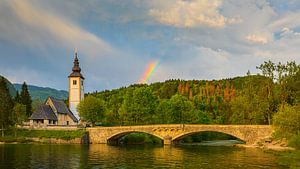 Ein Regenbogen über der Kirche von St. Johannes dem Täufer von Henk Meijer Photography